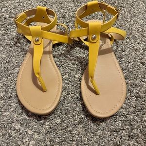 Mustard yellow sandals 🌻